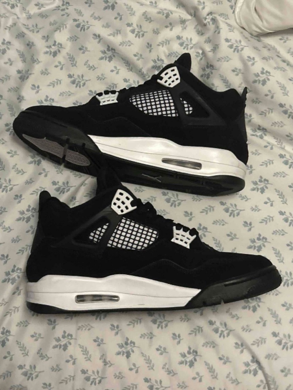 Jordan 4 white thunder size 10.5